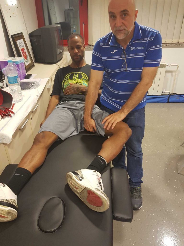 Basketballer Brian Williams bei einer Behandlung beim Bioenergetiker Muhamed Omerovic